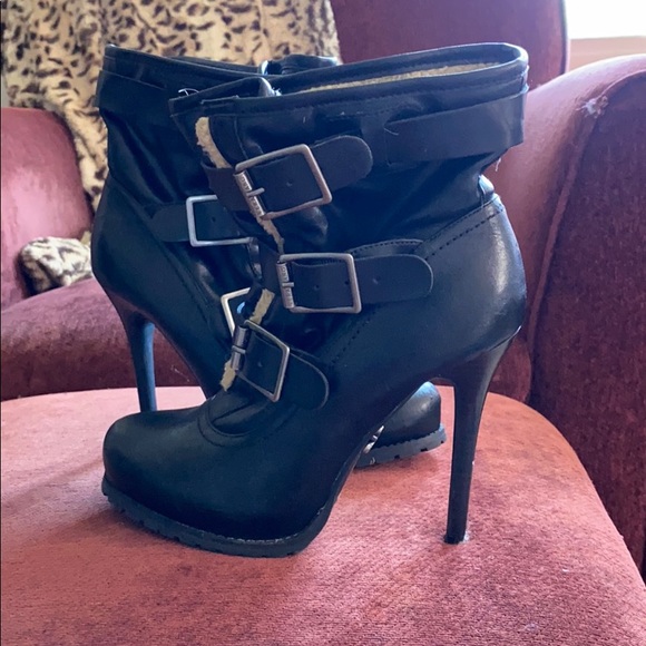 Boots/heels - Picture 1 of 7